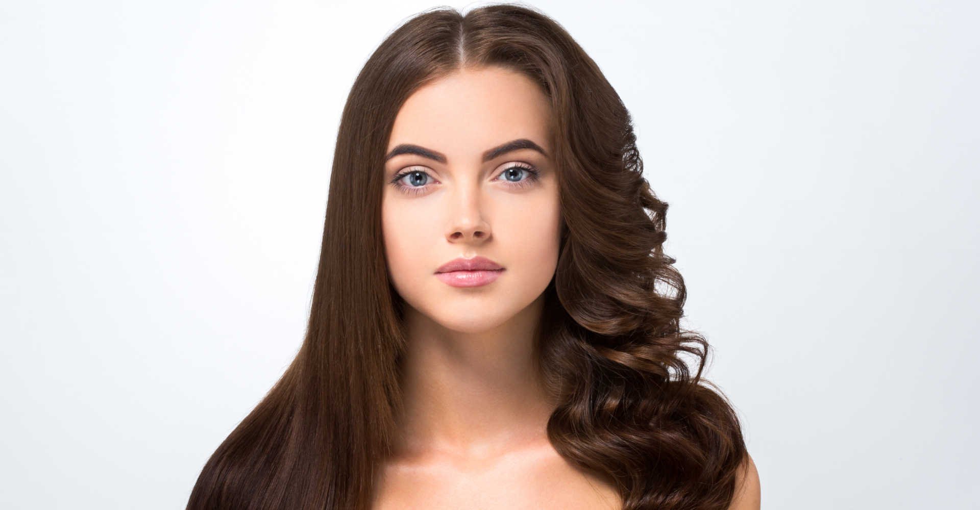 Modelo branca com parte do cabelo liso e outra ondulada