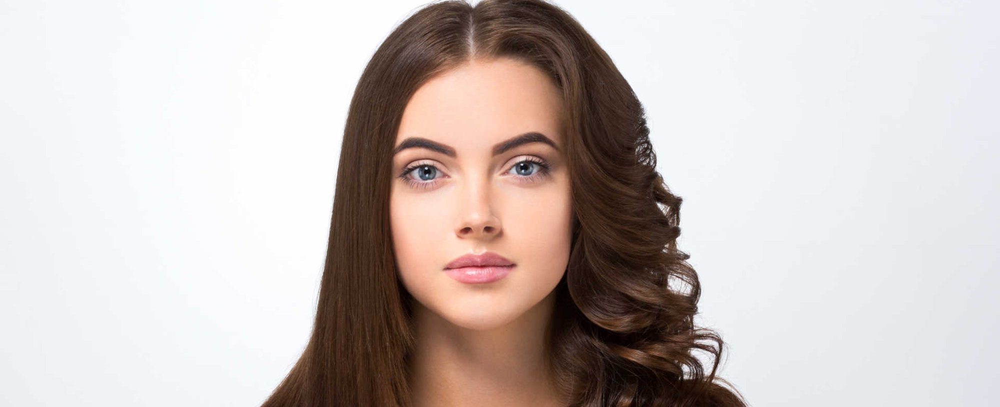 Modelo branca com parte do cabelo liso e outra ondulada