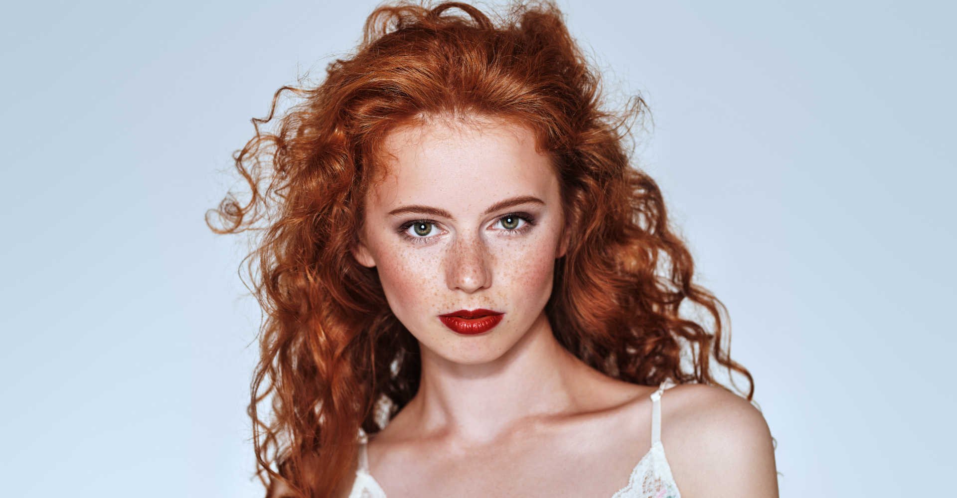 Modelo branca e ruiva posando para foto