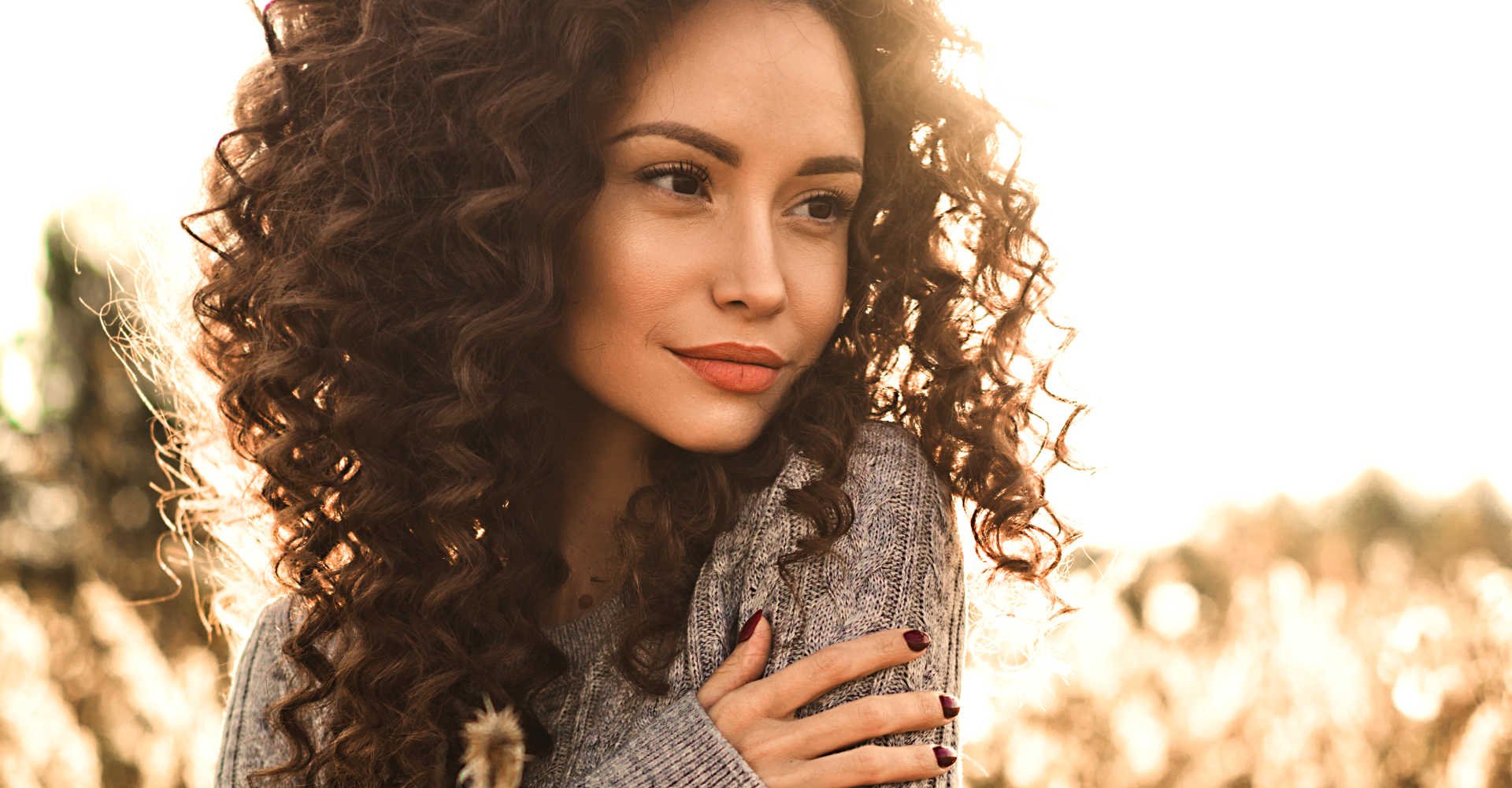 Modelo branca com cabelos cacheados