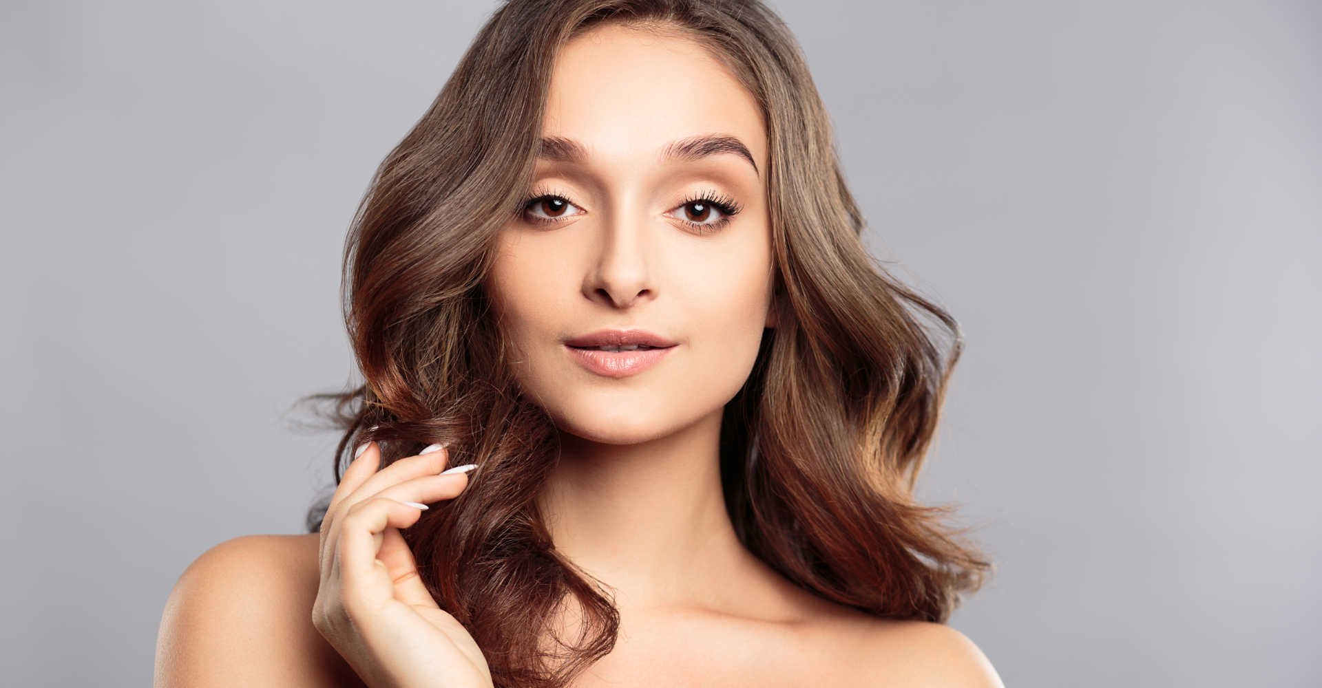 Modelo branca com ondulações no cabelo