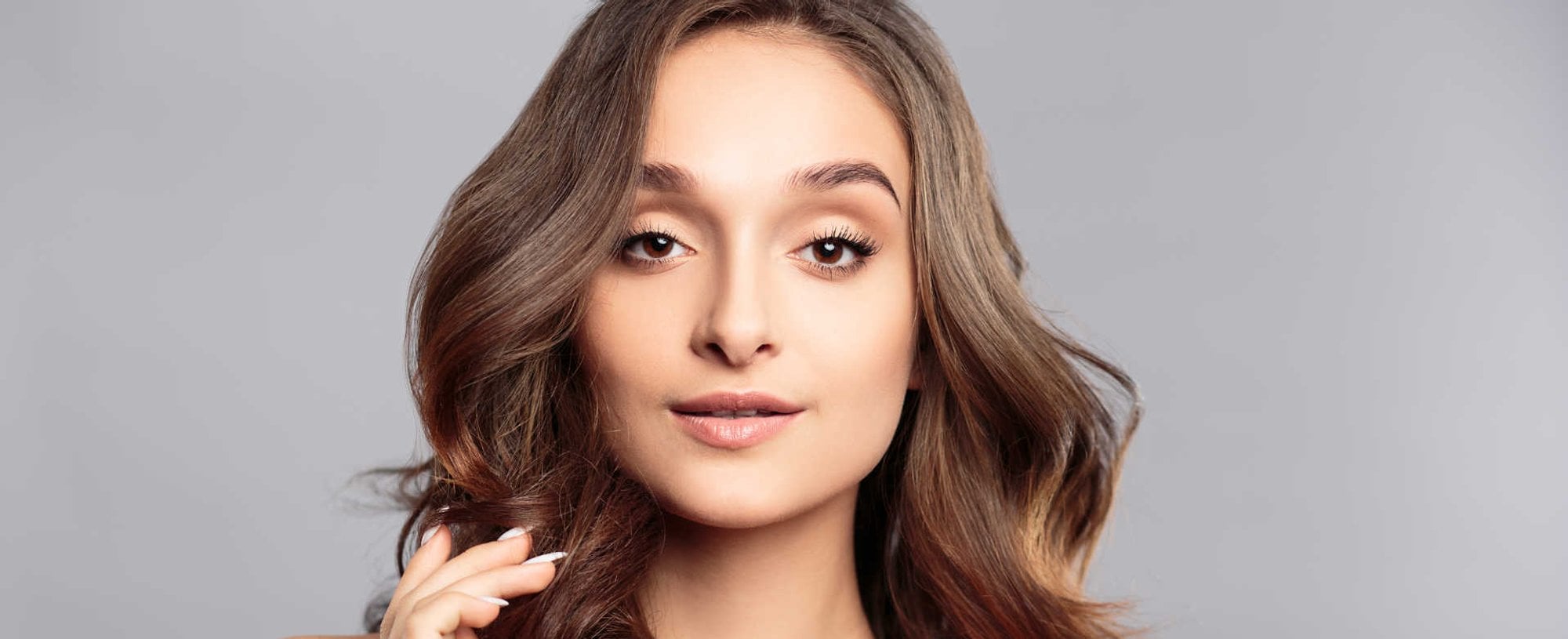 Modelo branca com ondulações no cabelo