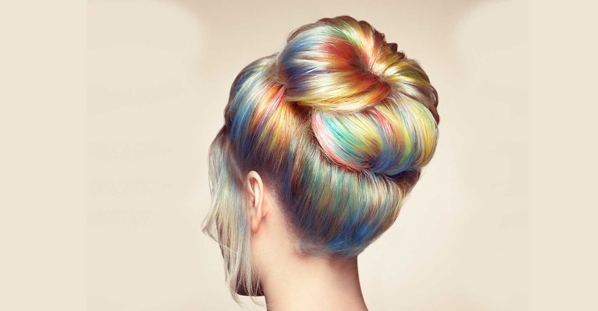 Modelo de coque com cabelo colorido