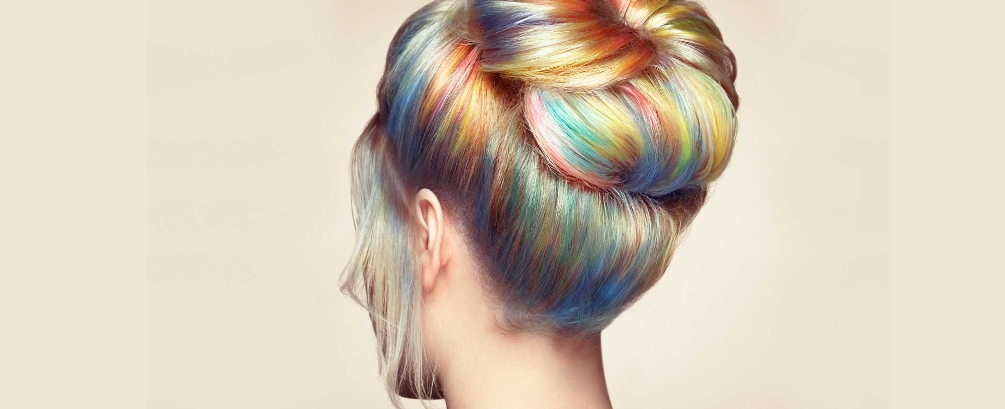 Modelo de coque com cabelo colorido