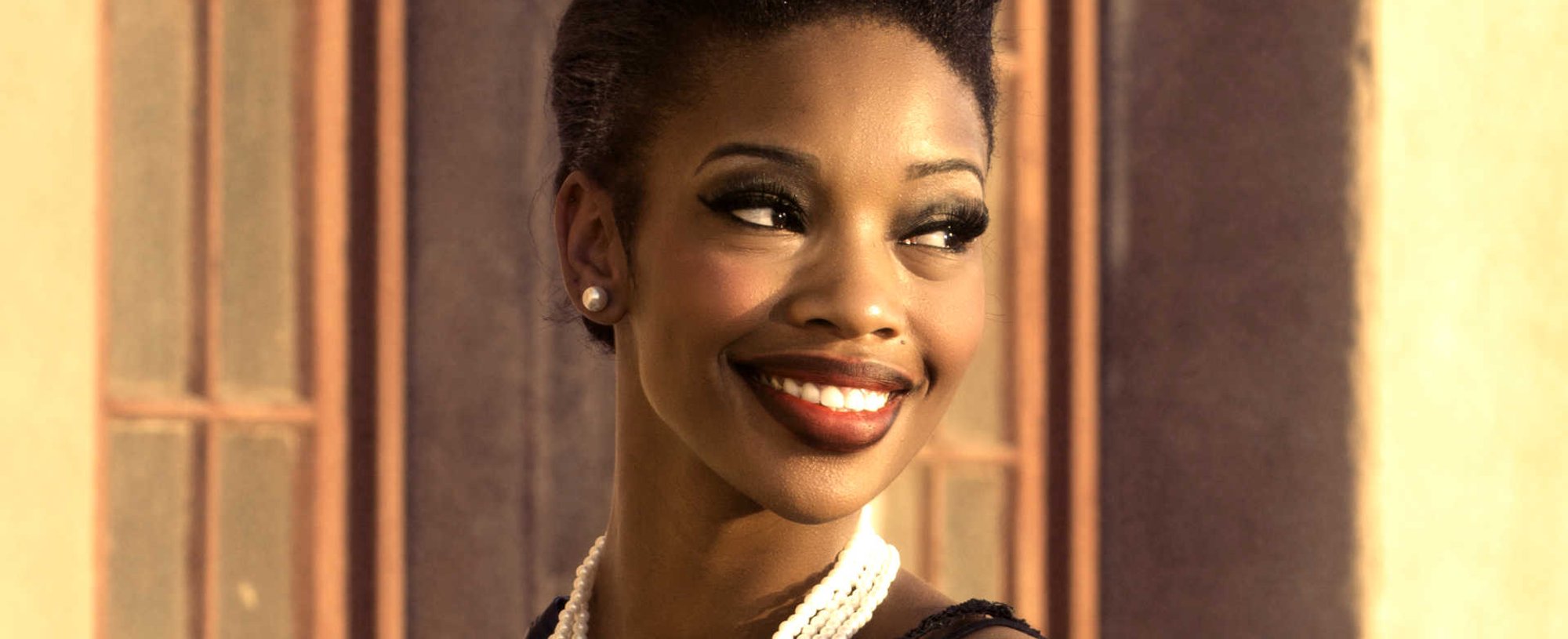 Modelo negra sorrindo com topete