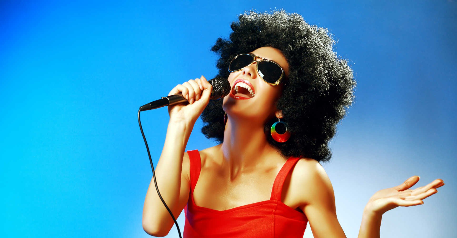 Modelo negra cantando em microfone