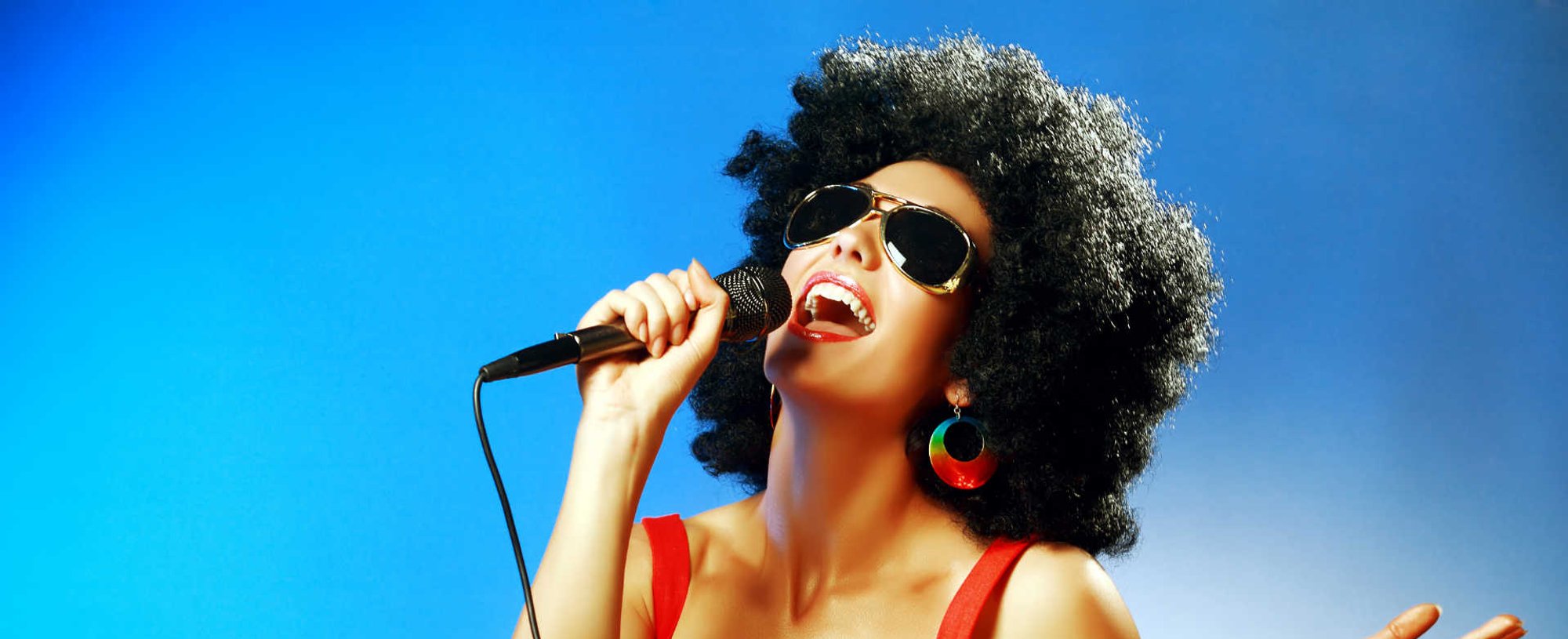 Modelo negra cantando em microfone