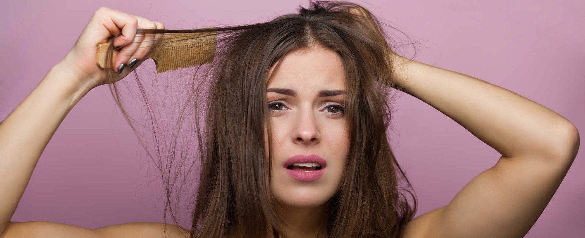 Modelo branca com as mãos no cabelo