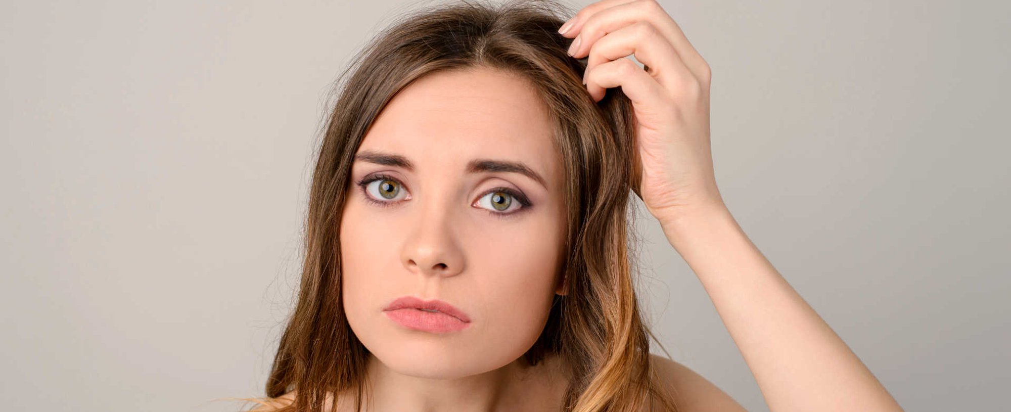 Modelo branca com a mão no cabelo