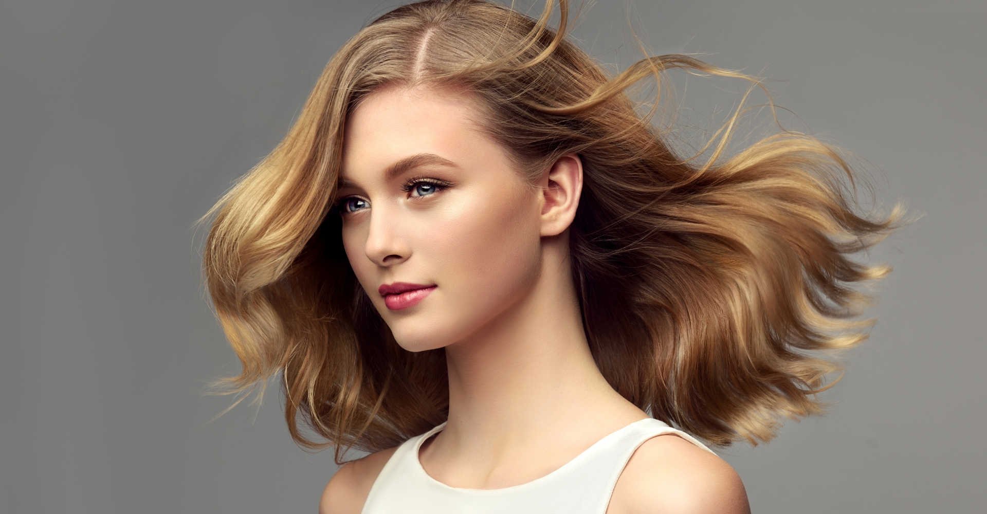 Modelo branca e loira