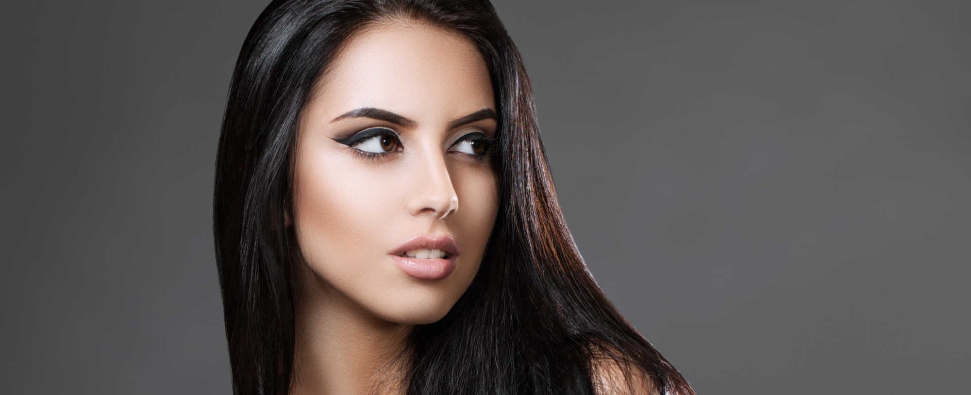 Modelo com cabelo preto liso