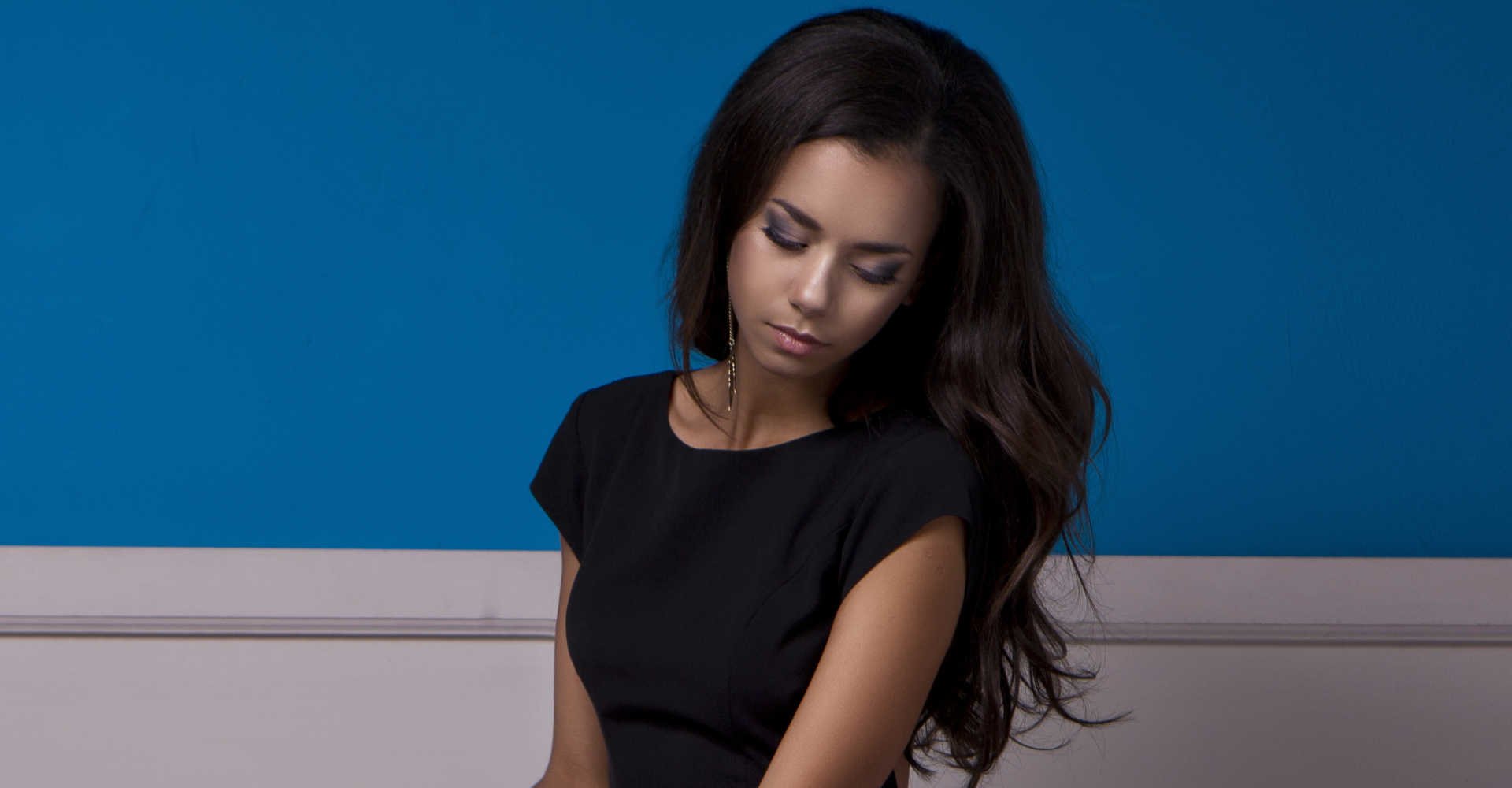 Modelo negra com cabelo preto e liso