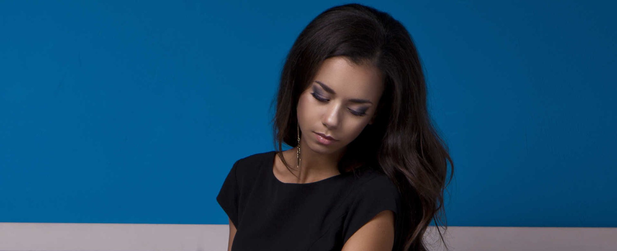 Modelo negra com cabelo preto e liso