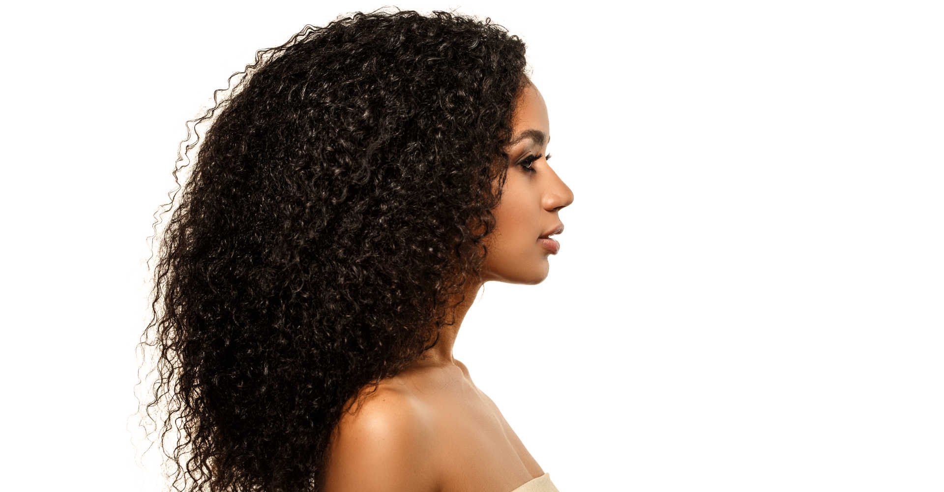 Modelo negra com cabelo crespo