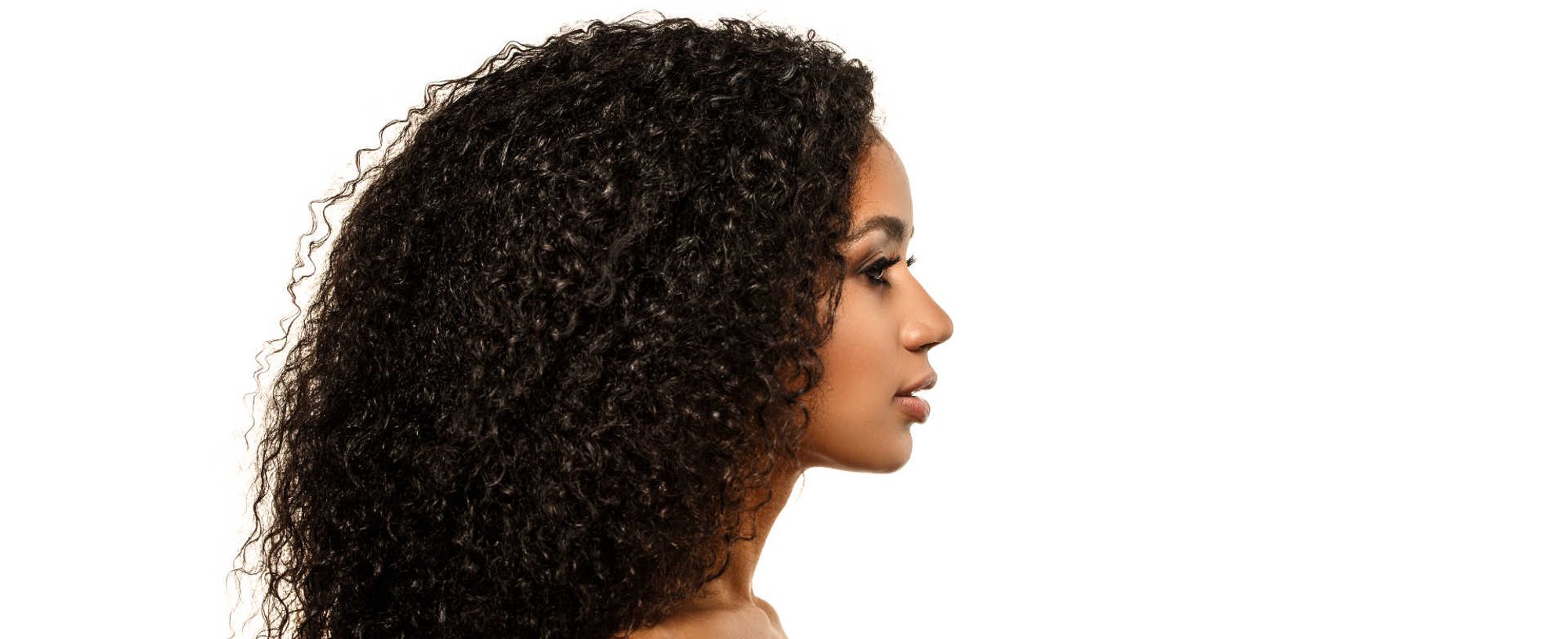 Modelo negra com cabelo crespo