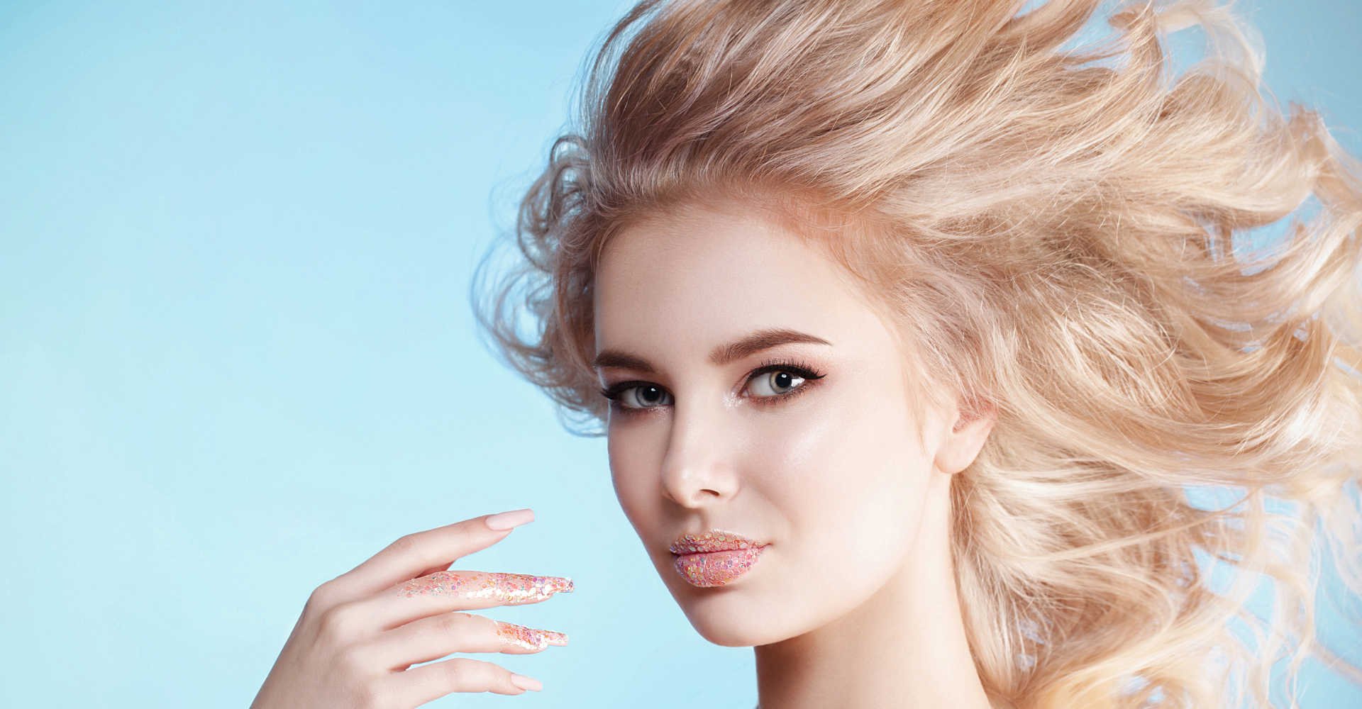 Modelo branca com tom loiro no cabelo