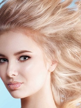 Modelo branca com tom loiro no cabelo