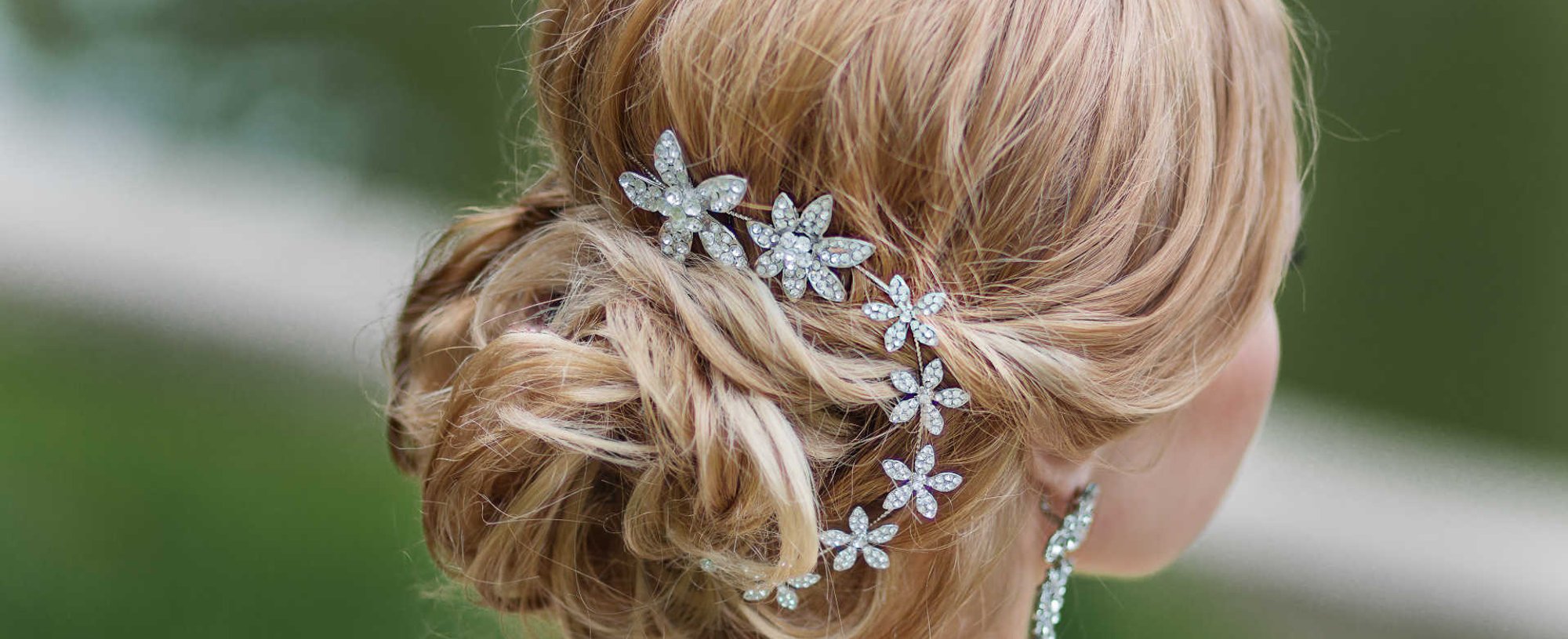 Cabelo loiro com coque e acessório metalico