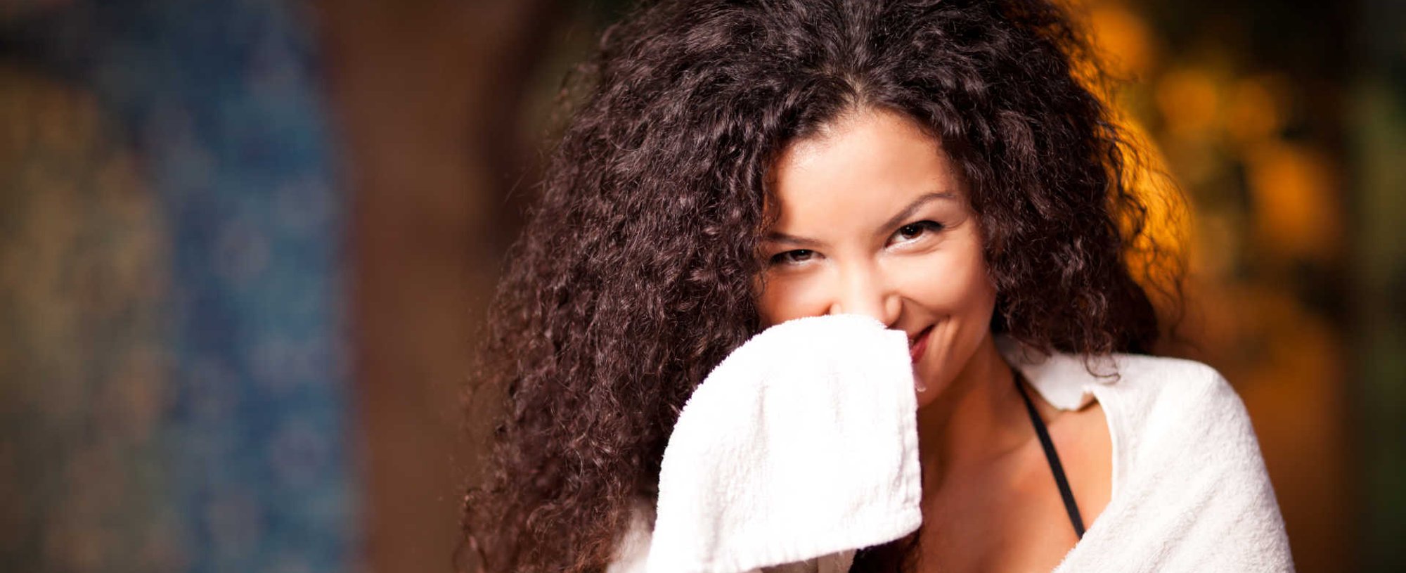 Modelo negra com cabelo crespo e volumoso