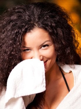 Modelo negra com cabelo crespo e volumoso