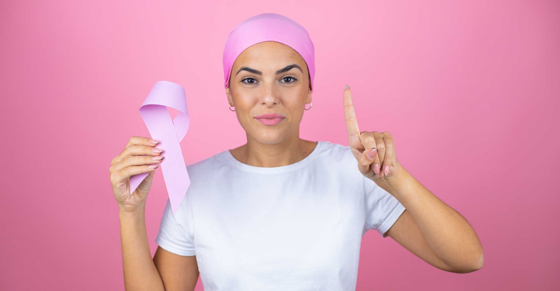 Modelo branca em campanha de outubro rosa