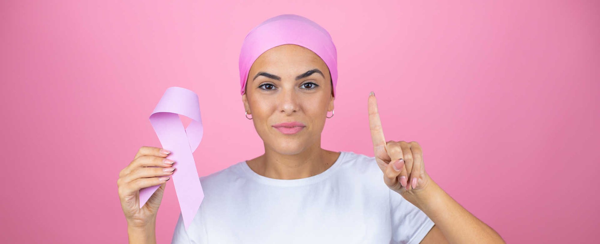 Modelo branca em campanha de outubro rosa