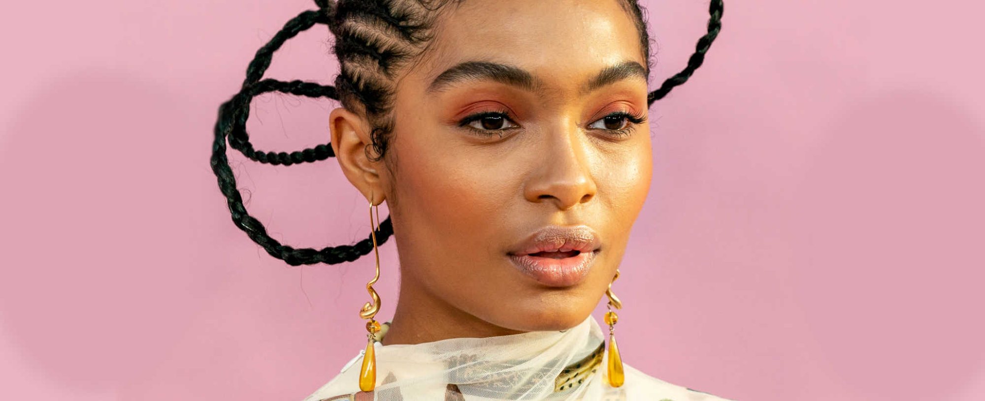 Modelo negra com tranças no cabelo