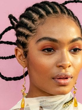 Modelo negra com tranças no cabelo