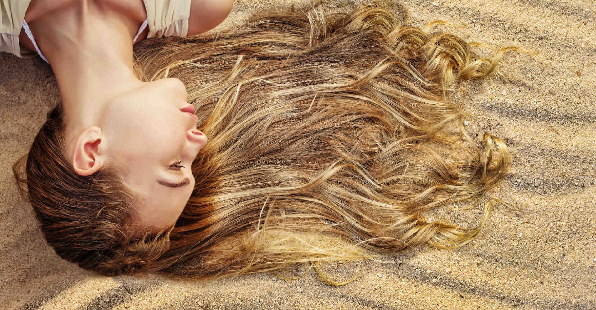 Modelo loira deitada com cabelo solto