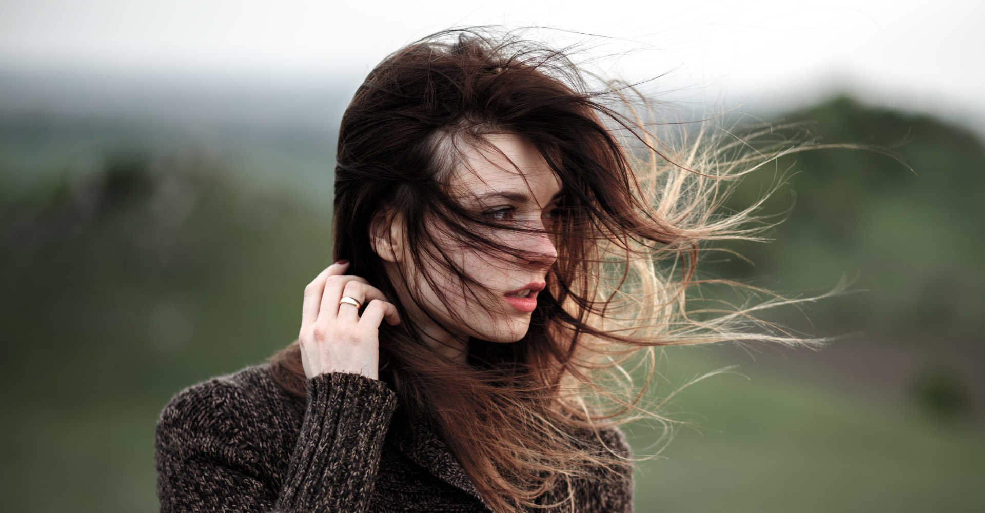 Modelo branco com cabelo bagunçado com vento