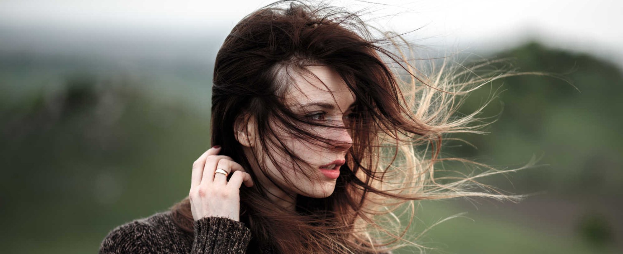 Modelo branco com cabelo bagunçado com vento