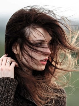 Modelo branco com cabelo bagunçado com vento