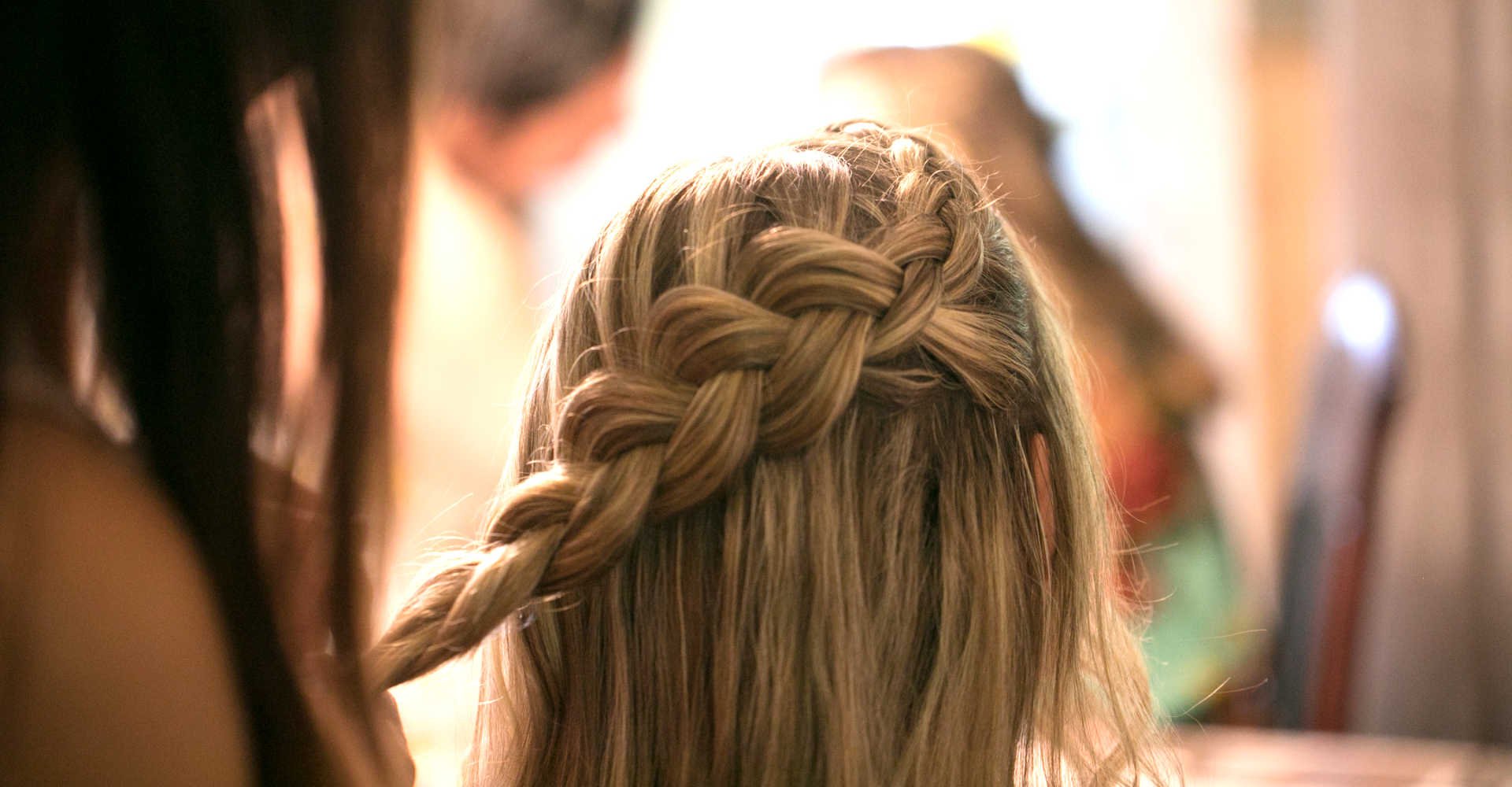 Profissional fazendo trança em modelo