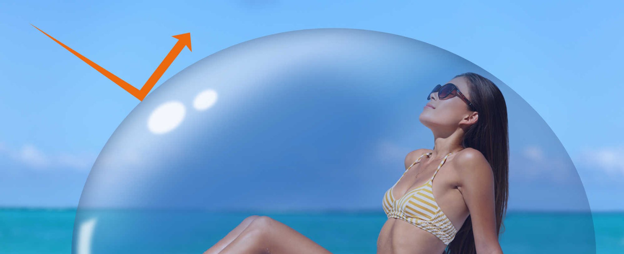 Modelo na praia com óculos de sol