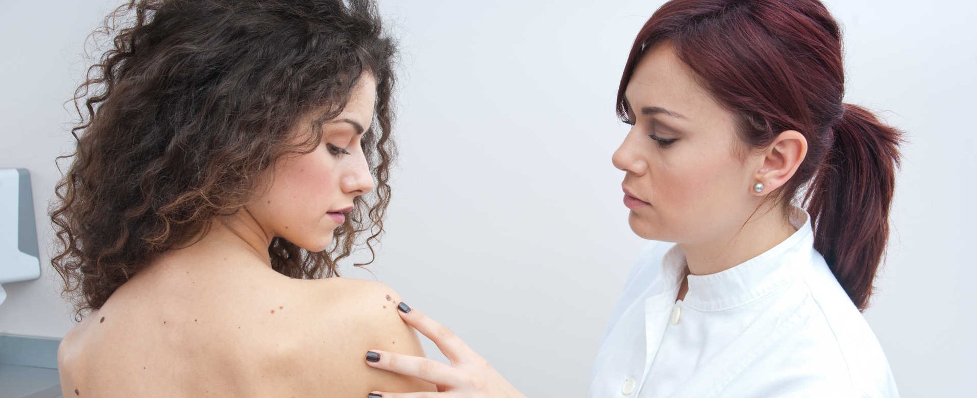 Médica analisando o corpo de mulher
