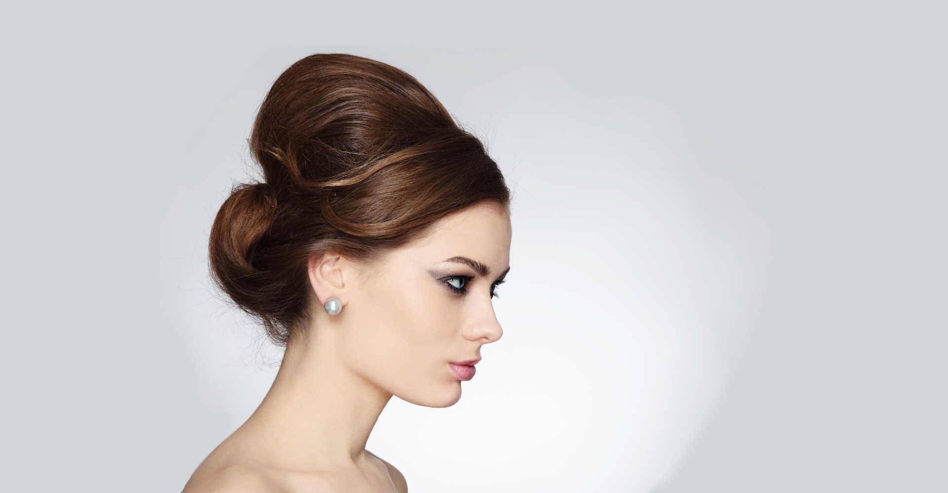 Modelo branca com coque volumoso