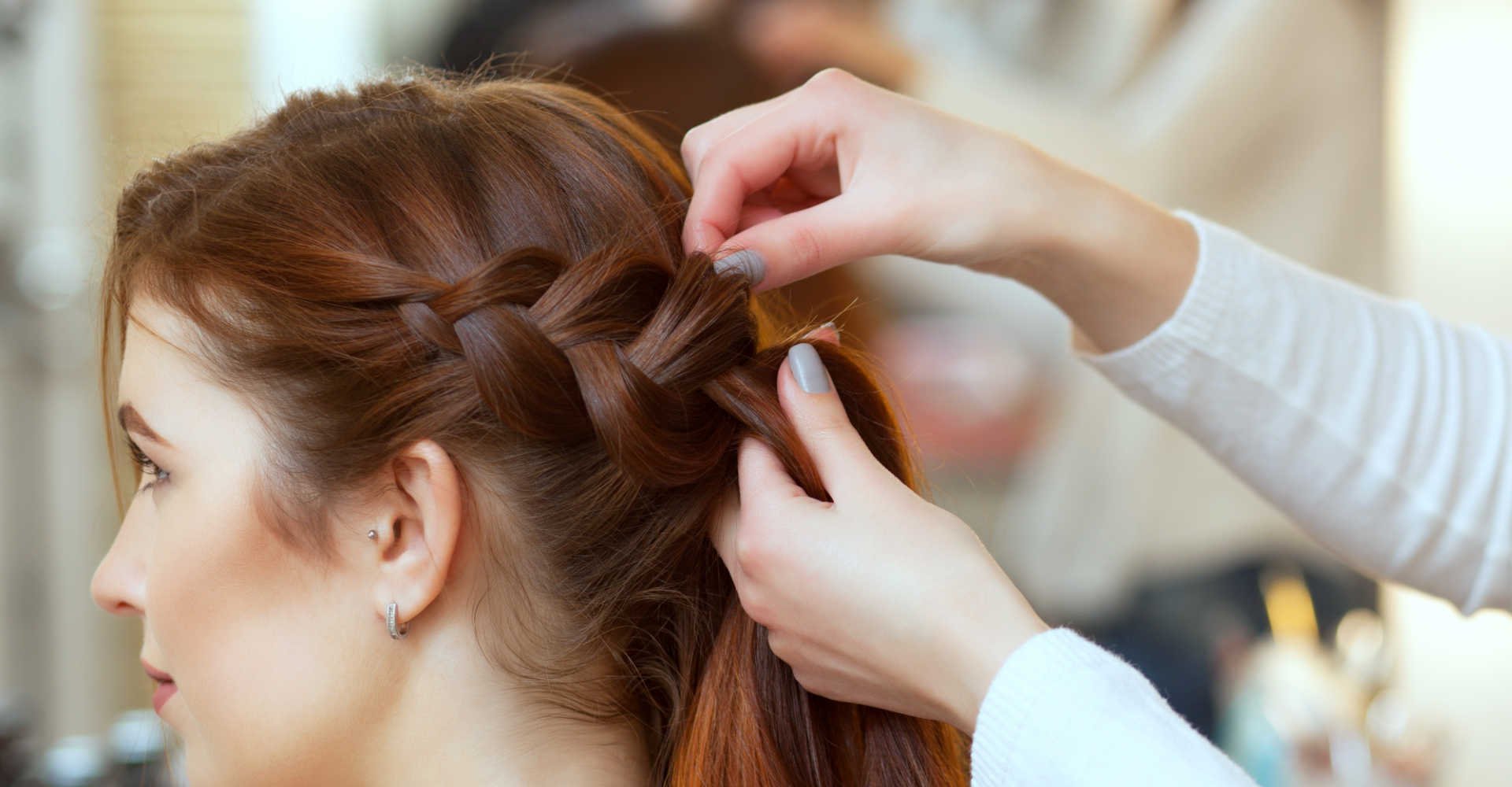 Profissional fazendo tranca holandesa em modelo