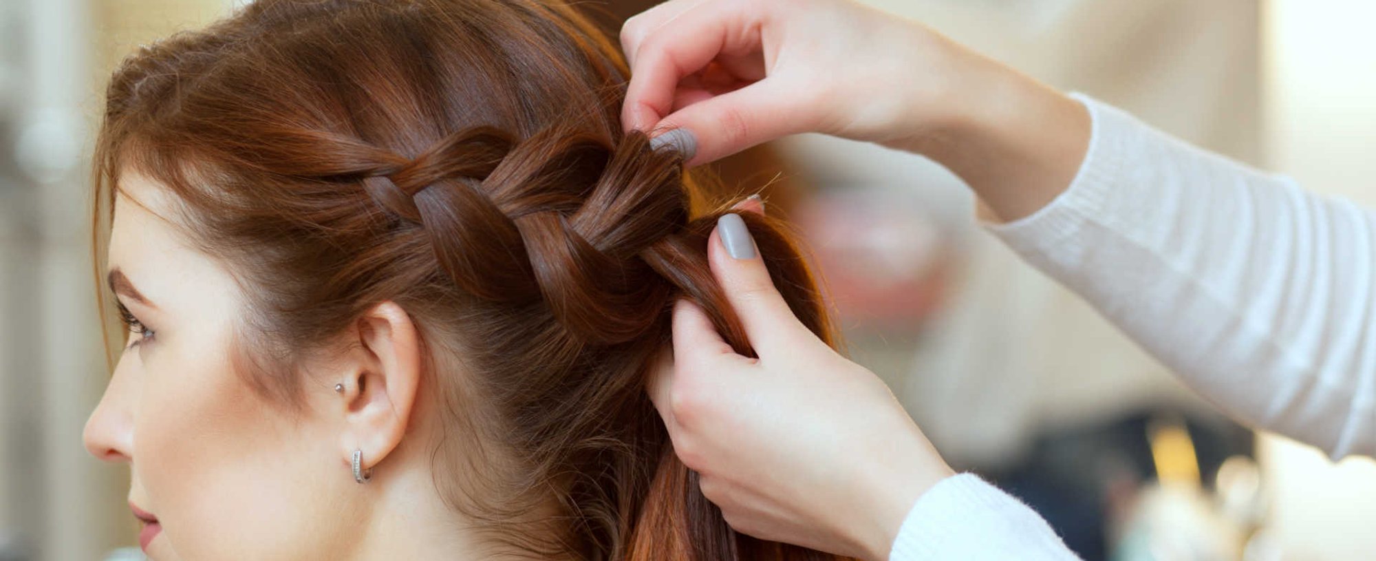 Profissional fazendo tranca holandesa em modelo