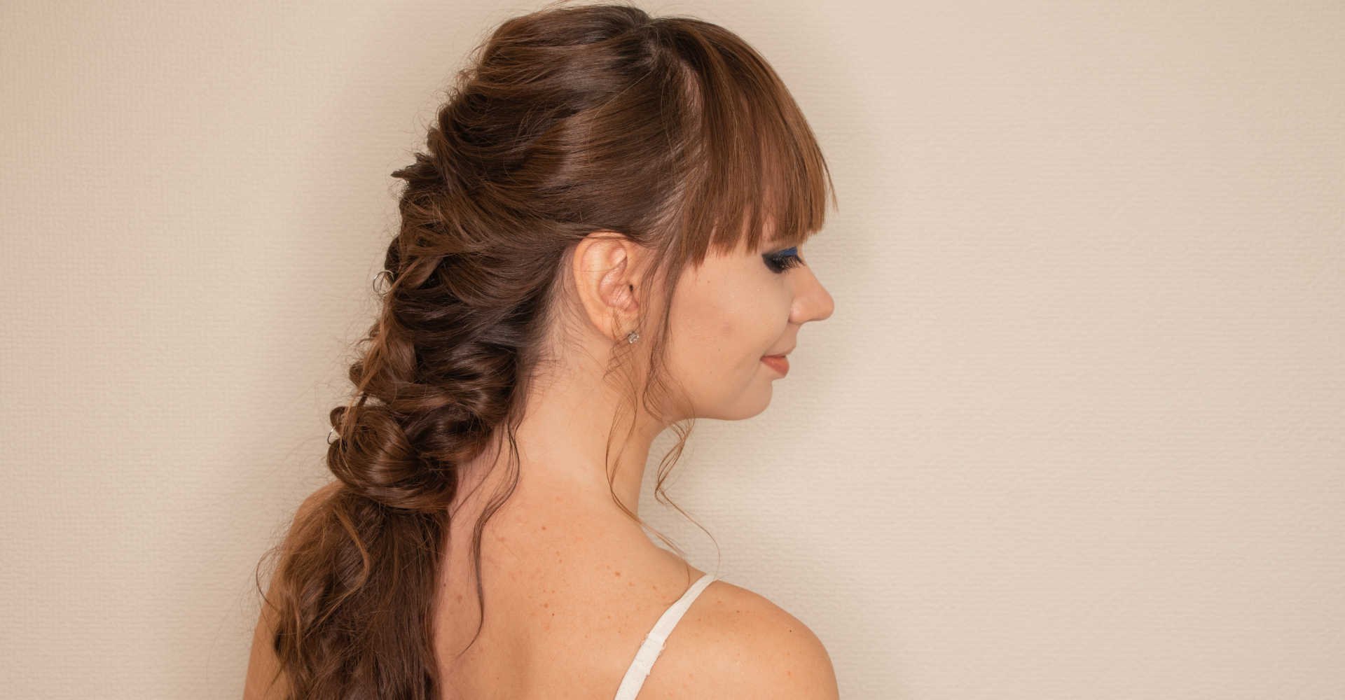 Modelo branca com trança torcida