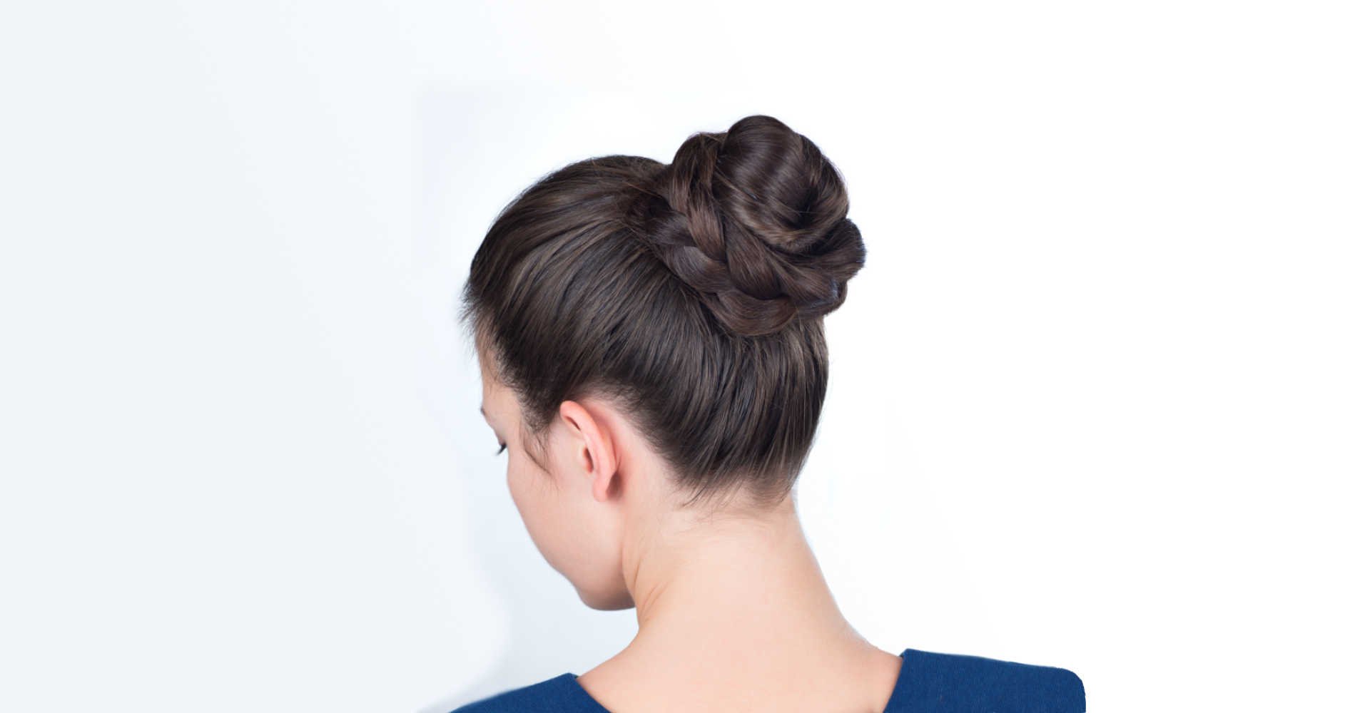 Modelo com trança de coque