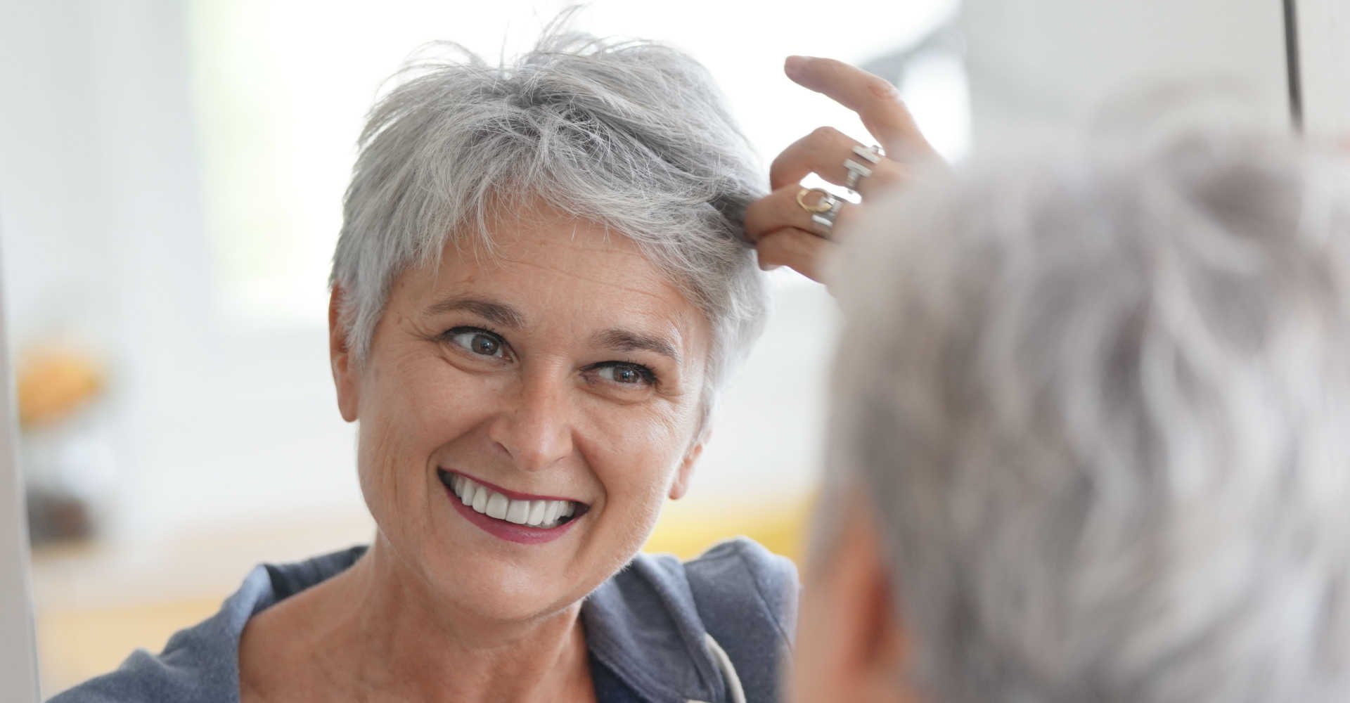 Modelo idosa com cabelos grisalhos