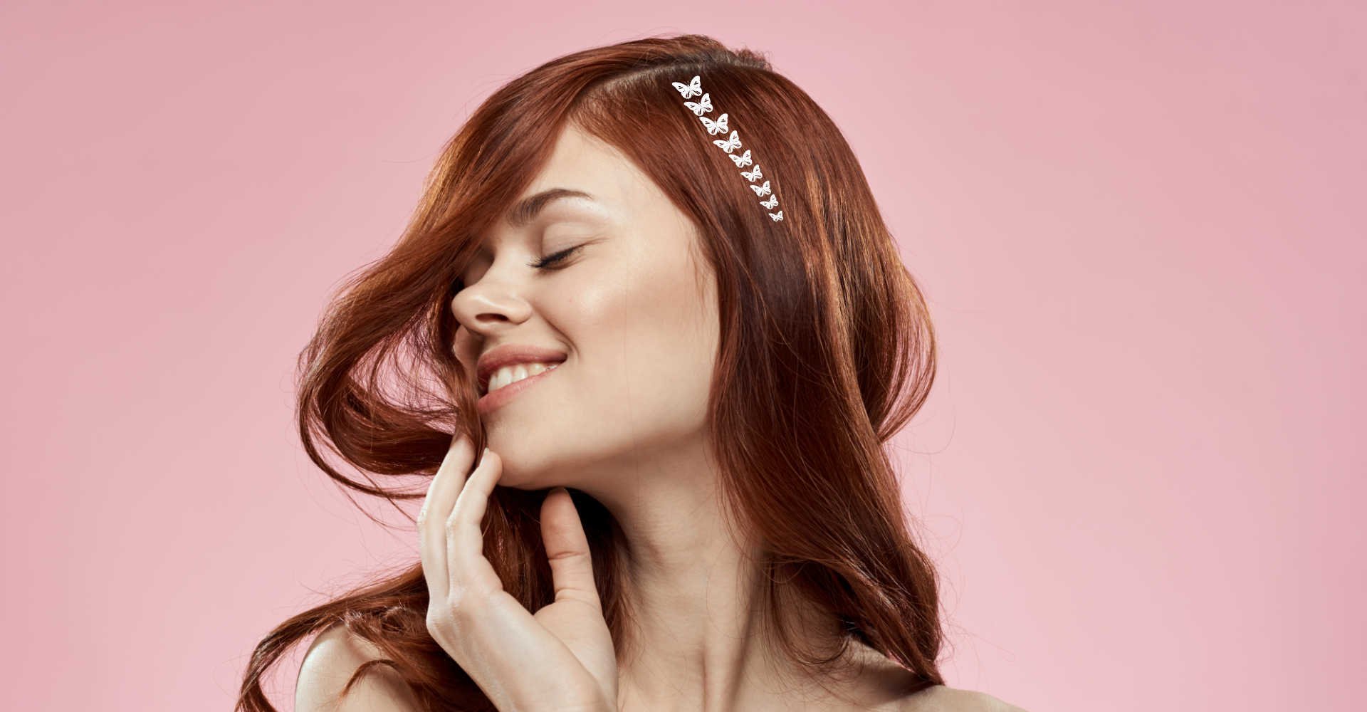 Modelo branca e ruiva sorrindo