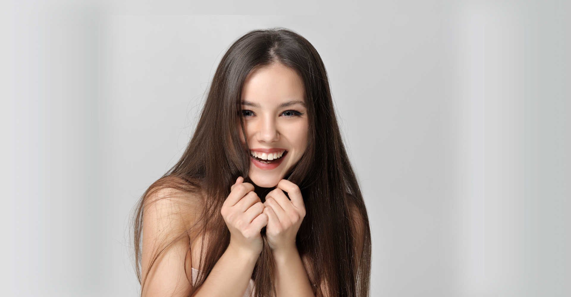 Modelo branca sorrindo com cabelo liso
