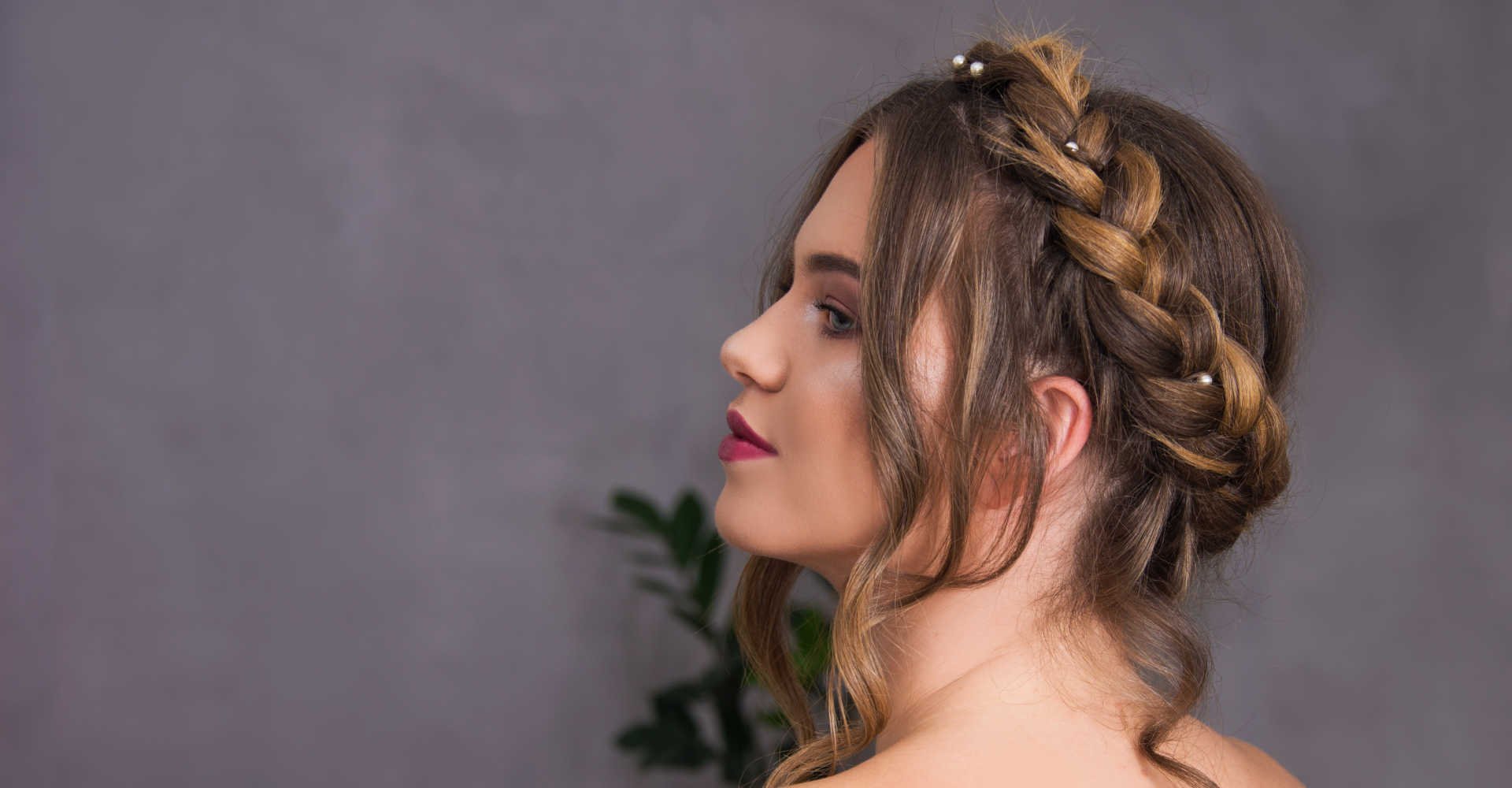 Modelo branca e loira com tiara de trança