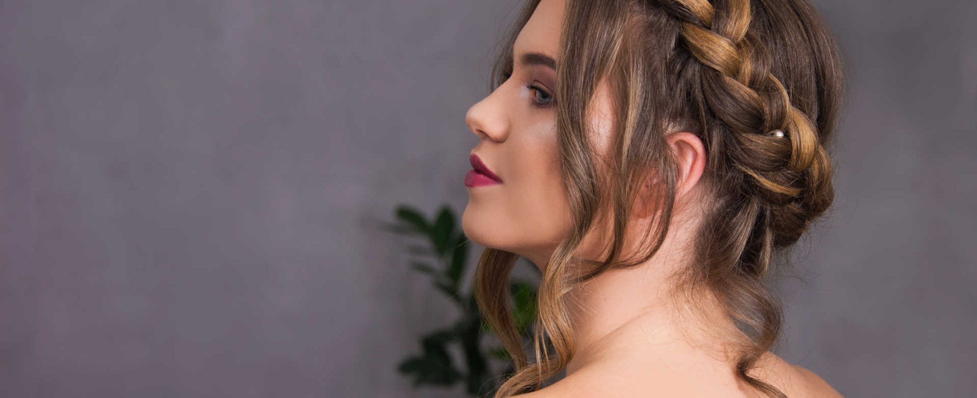 Modelo branca e loira com tiara de trança