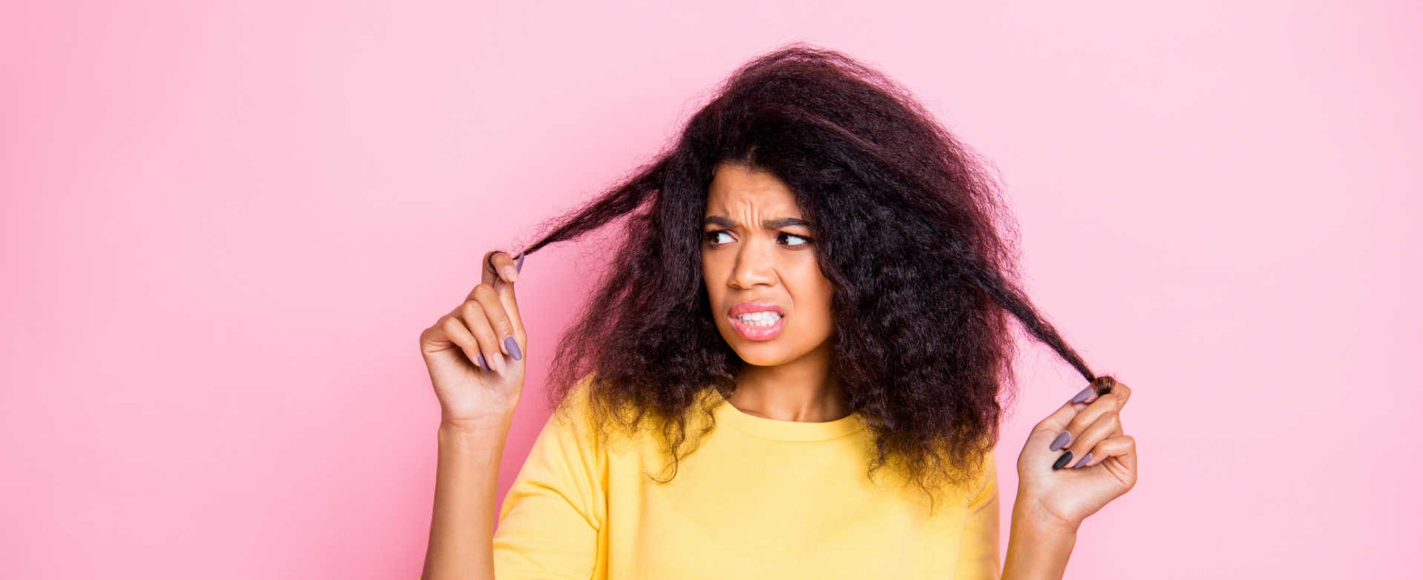 Modelo negra com cabelo crespo