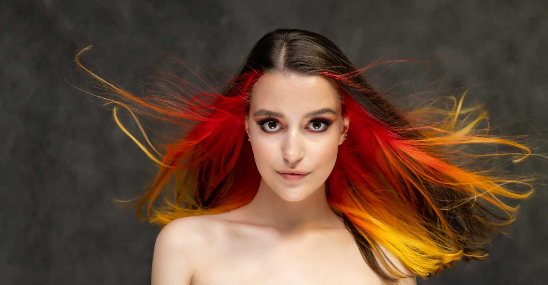 Modelo branca com cabelo liso e colorido