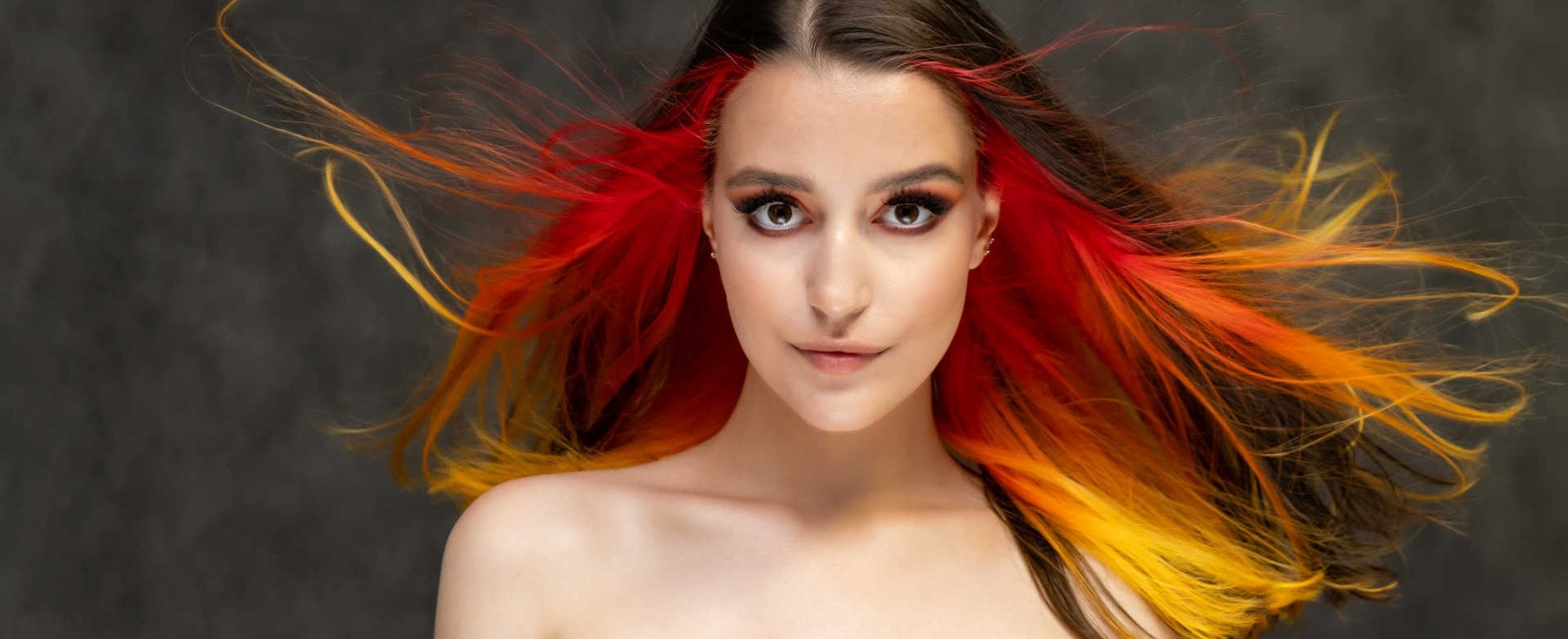 Modelo branca com cabelo liso e colorido