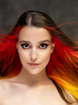 Modelo branca com cabelo liso e colorido