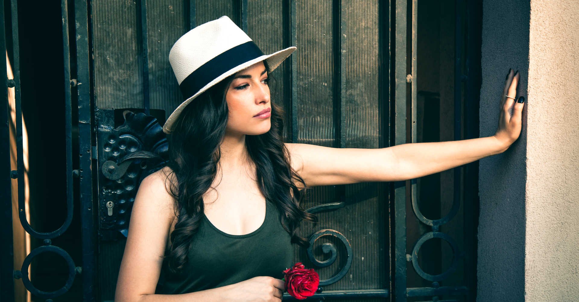 Modelo com chapéu branco e detalhe preto